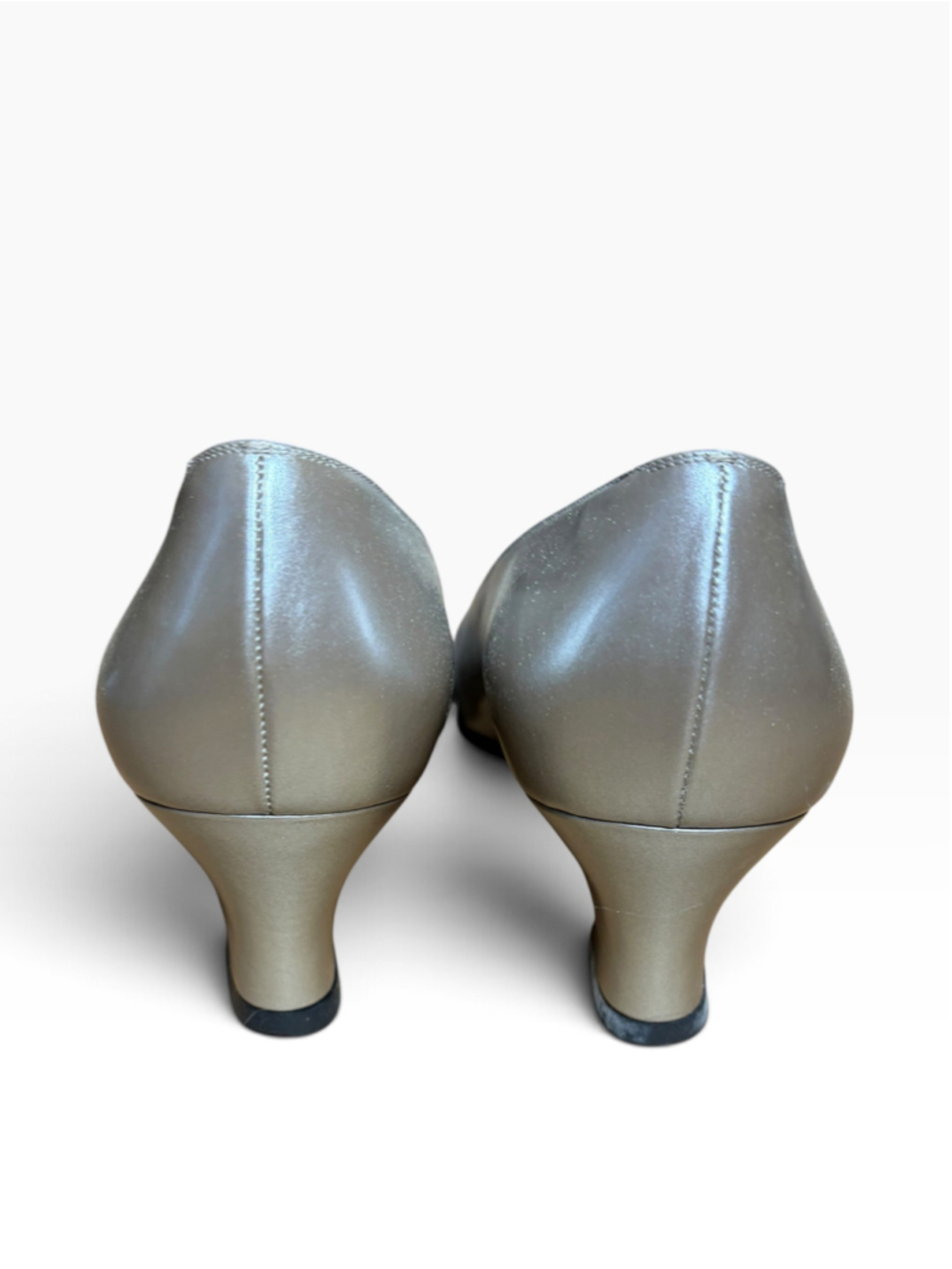 Women's Salvatore Ferragamo Heels Size 8 Beige and Blue Cap Toe Pumps - Picture 5 of 9